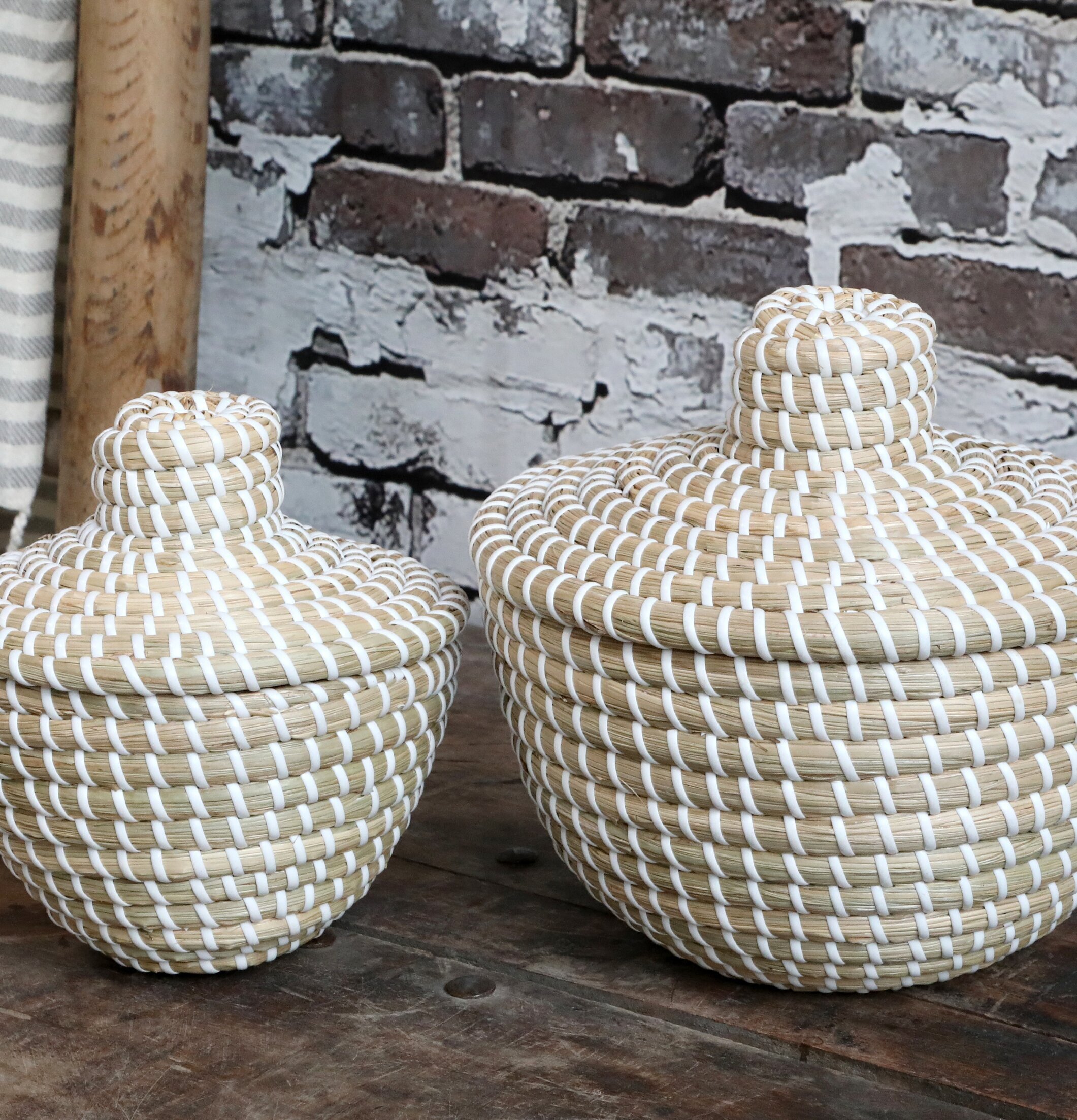 Bild av flätade korgar med stilren design och detaljer