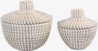 Bild av två unika korgar med lock och naturlig design