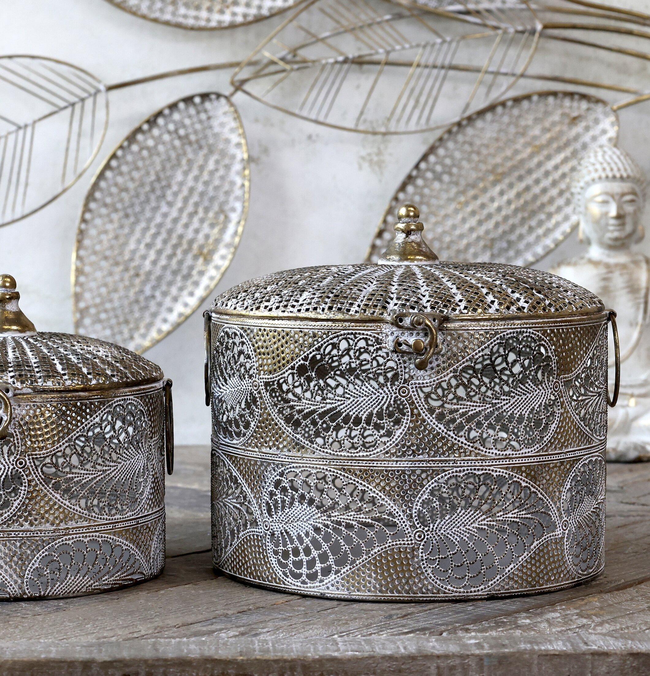 Foto av intricately designade metallboxar i mässing