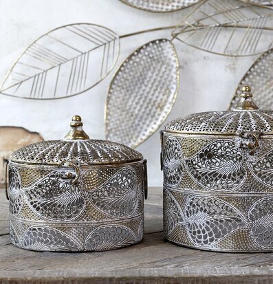 Bild av eleganta metallboxar med antik mässingsfinish