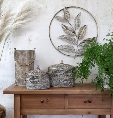 Bild av stilfull inredning med metalliska detaljer