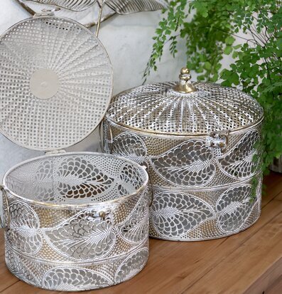Bild av eleganta metallburkar med antik mässingfinish