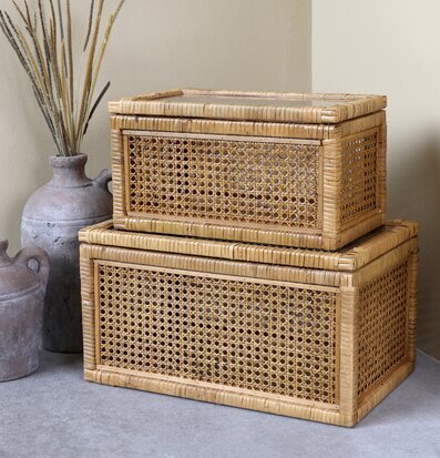 Bild av flätade förvaringslådor med urnor i bakgrund