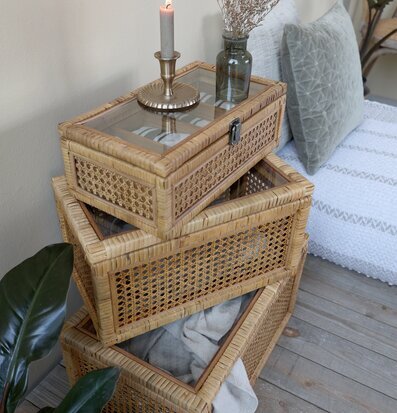 Bild av rottinglådor med glaslock och mysig inredning