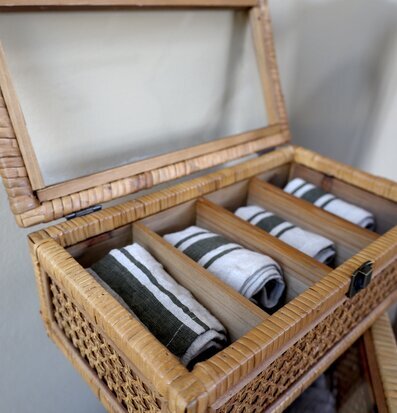 Bild av flätad rottinglåda med fyra praktiska fack