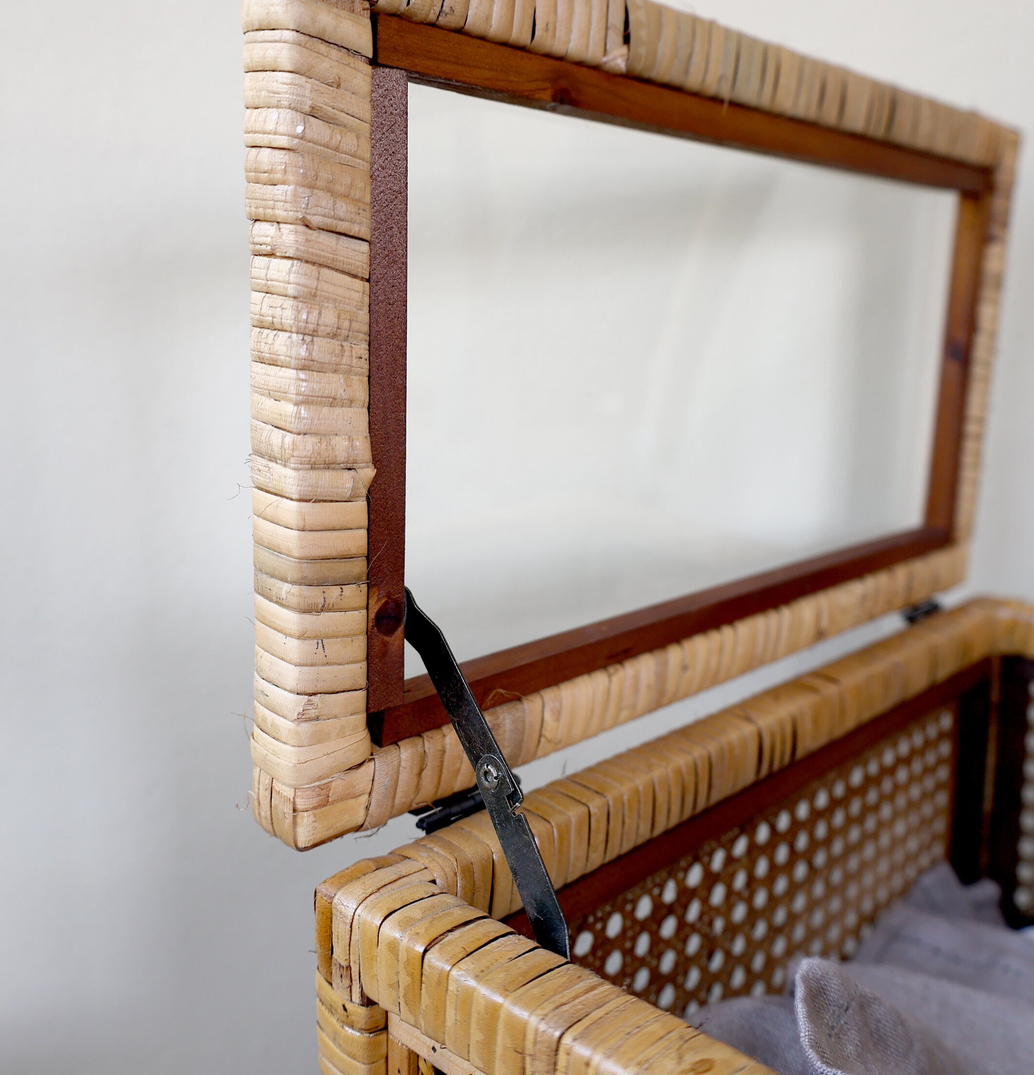 Bild av elegant flätad rottinglåda med trädetaljer