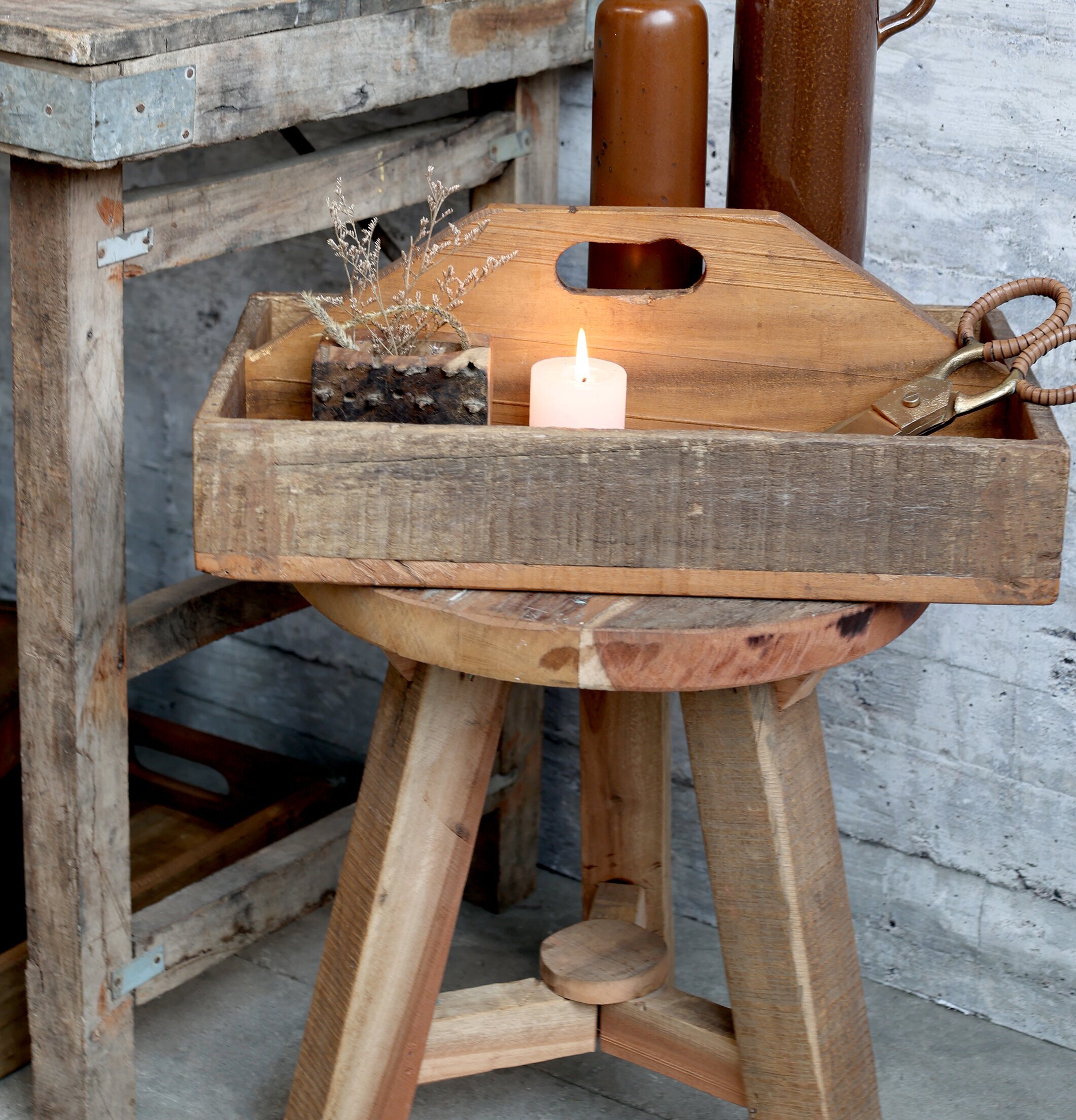 Foto av rustik inredning med trälåda och glasvas