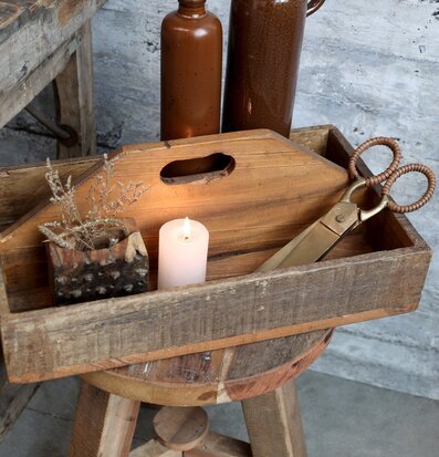 Bild av rustik trälåda med vintage sax och blockljus