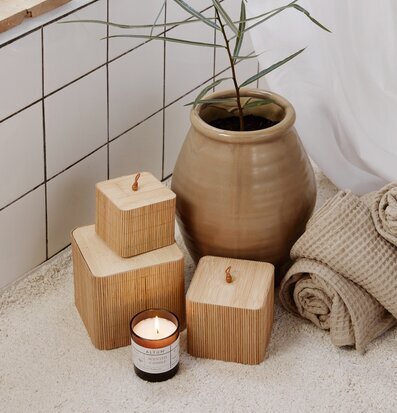 Foto av harmonisk badrumsmiljö med bambuaskar