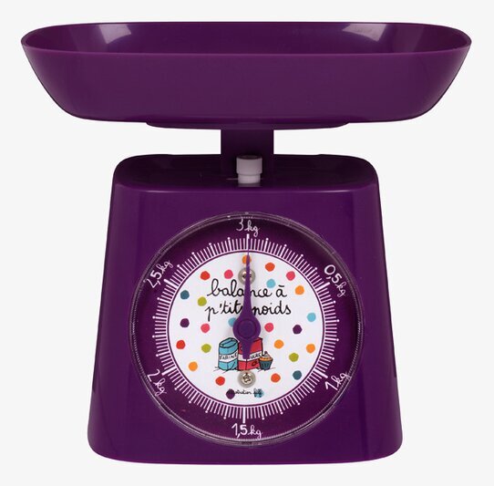 Foto av retroinspirerad lila köksvåg med färgglad design