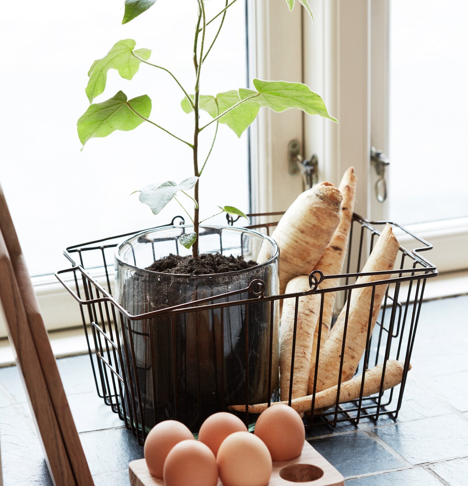 Bild av stilfull scen med korg och hemtrevliga detaljer