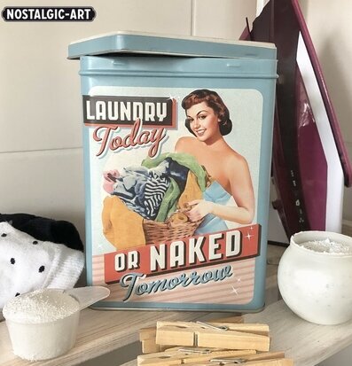 Plåtburk Tvättmedel #3 från Bromma Kortförlag på en hylla