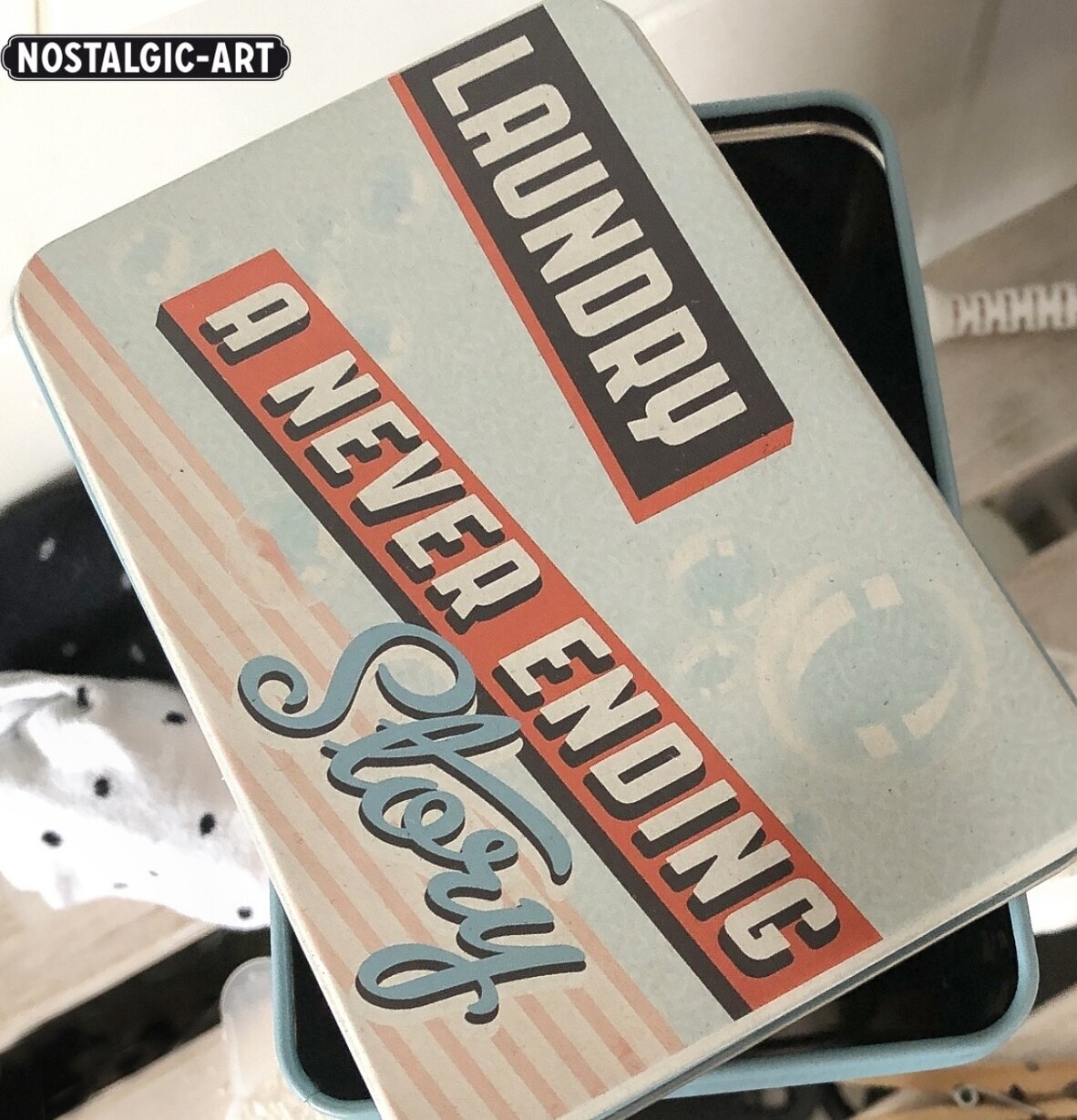 Plåtburk Tvättmedel #3 från Bromma Kortförlag på trähylla