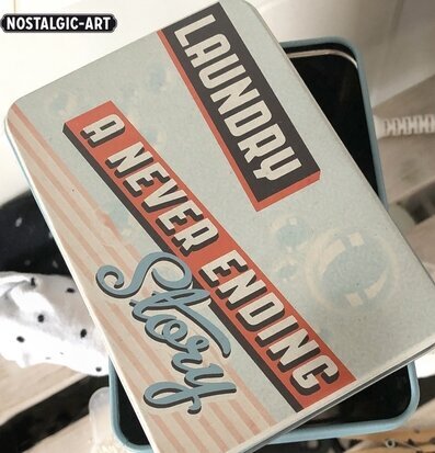 Plåtburk Tvättmedel #3 från Bromma Kortförlag på trähylla