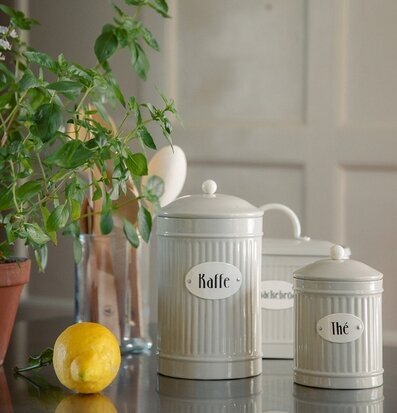 Plåtburk Hugo Thé Beige från Strömshaga i köksmiljö