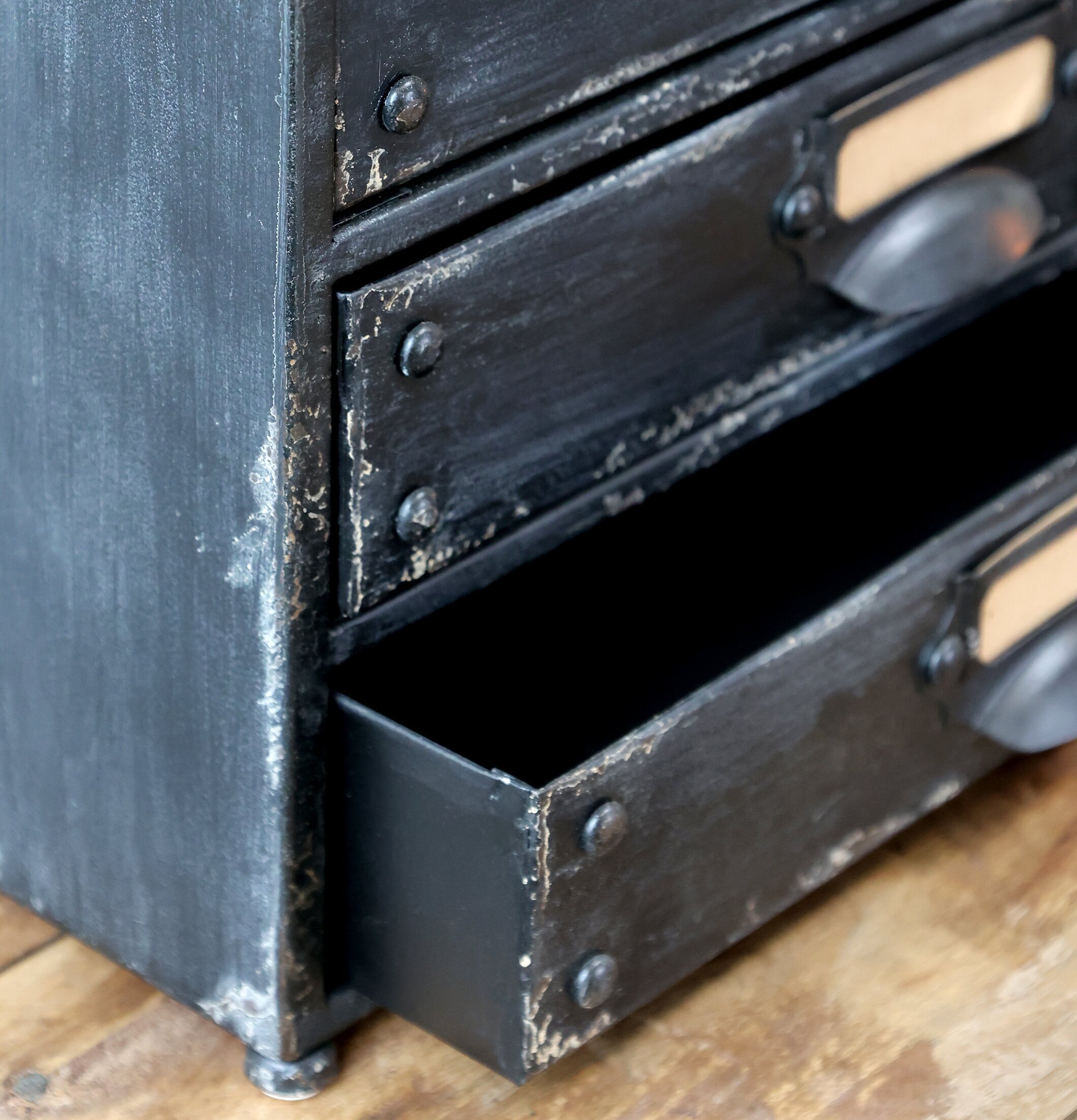 Bild av rustik industriell skrivbordsbyrå i metall