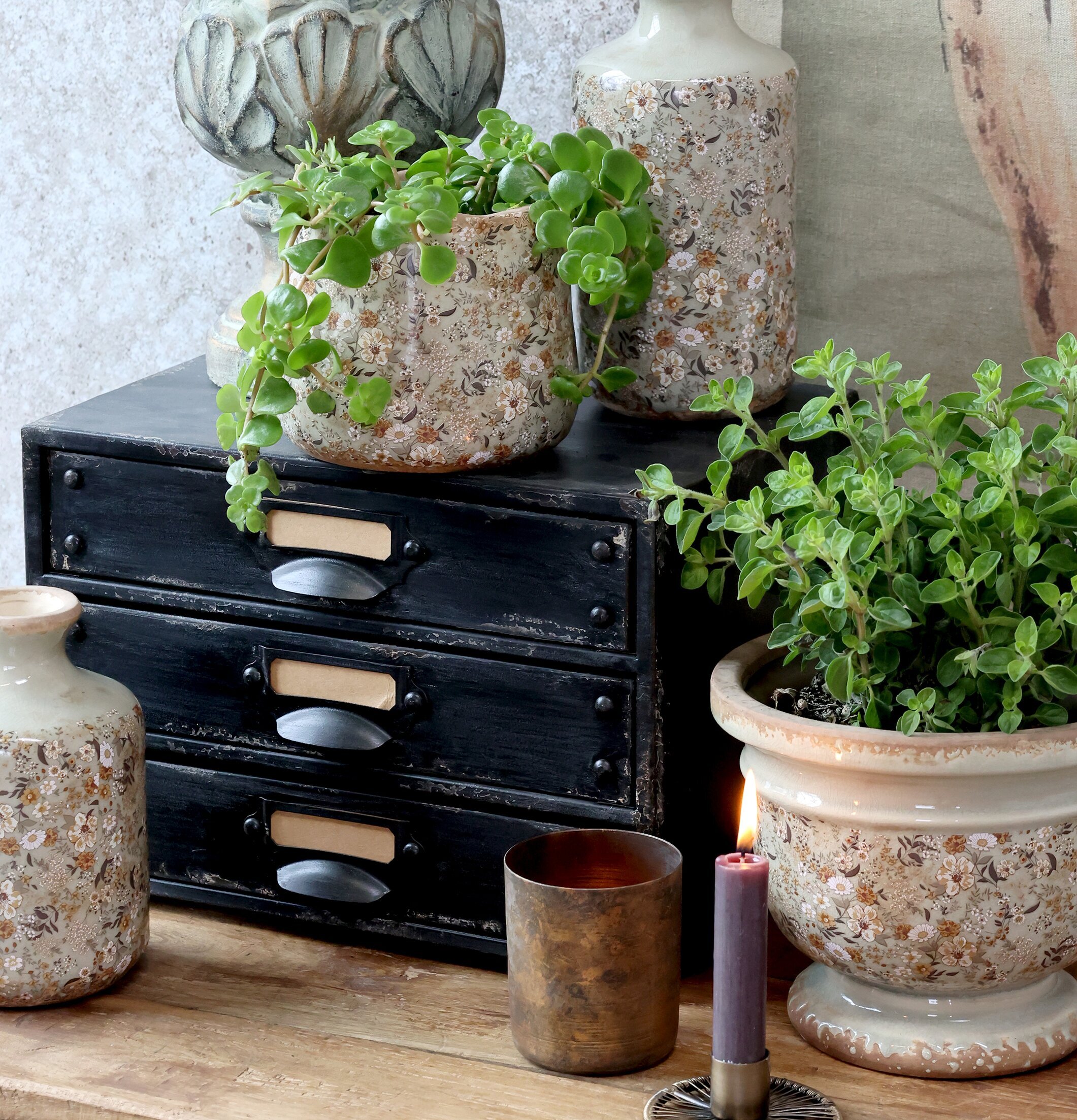 Bild av stilfull uppställning med rustik skrivbordsbyrå