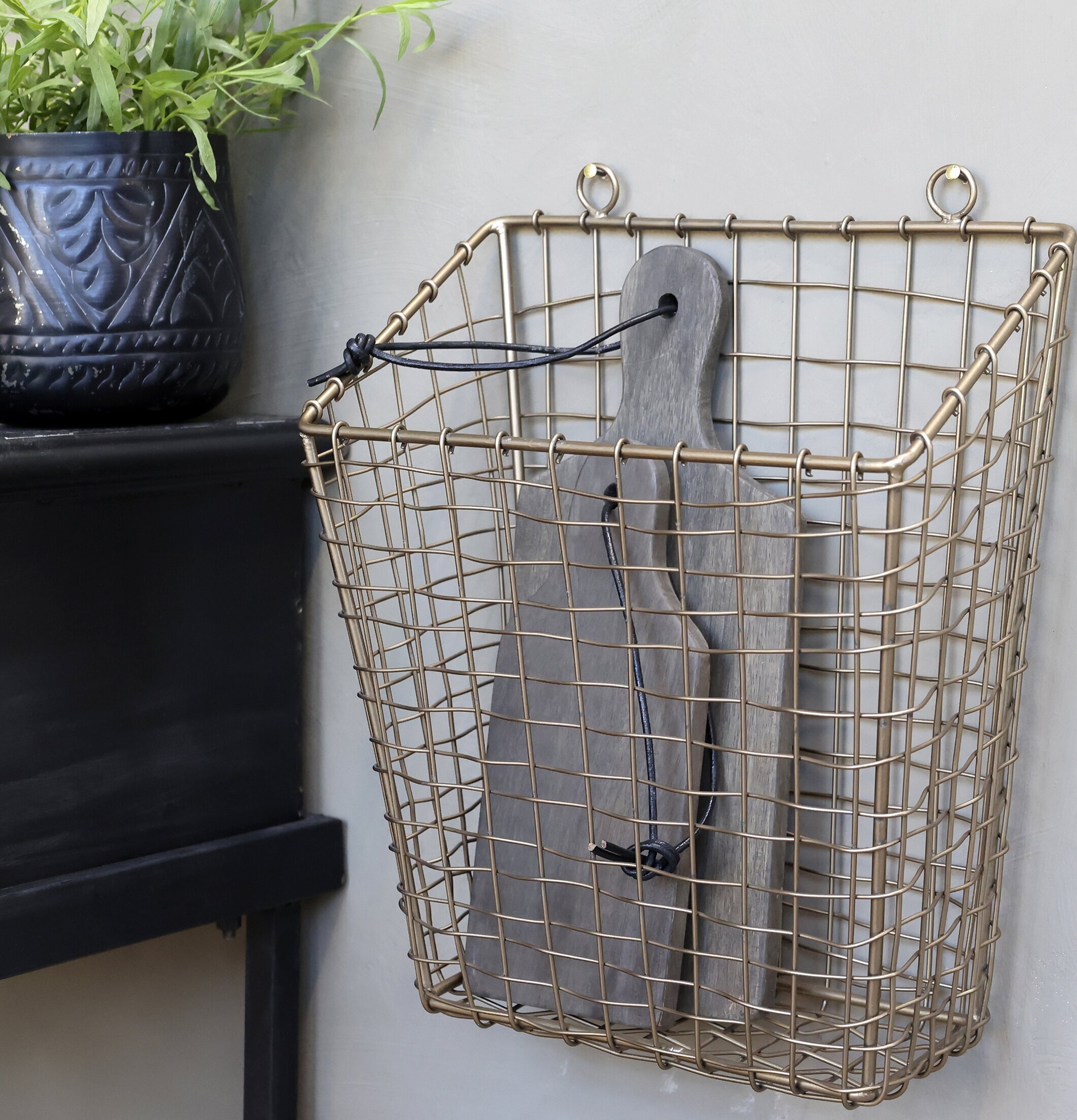 Trådkorg Antik Mässing från Chic Antique på ljusgrå vägg