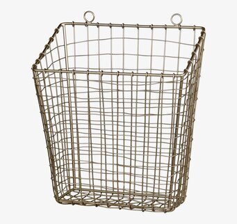 Foto av antik mässingskorg med handtag och rutmönster