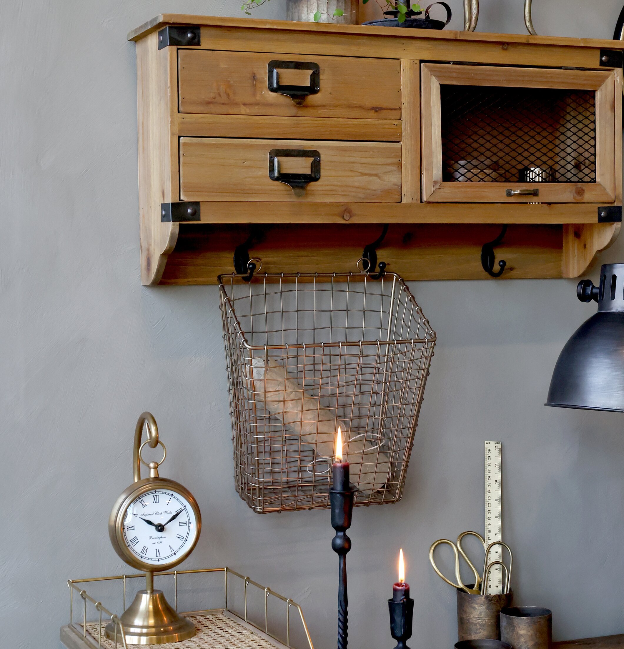 Trådkorg Antik Mässing från Chic Antique på vägghylla