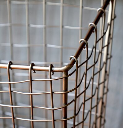 Foto av trådkorg i antik mässing med detaljerad design