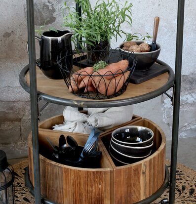 Bild av rustik serveringsvagn med stilfull inredning