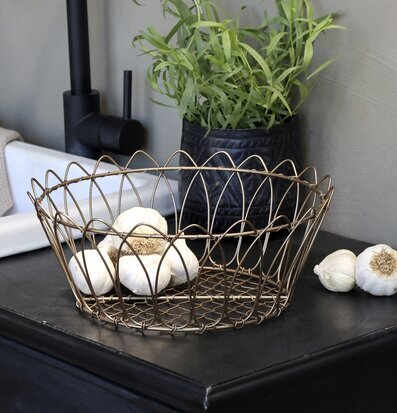 Bild av elegant trådkorg i mässing i köksmiljö