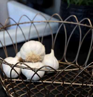 Bild av trådkorg i antik mässing med vitlök