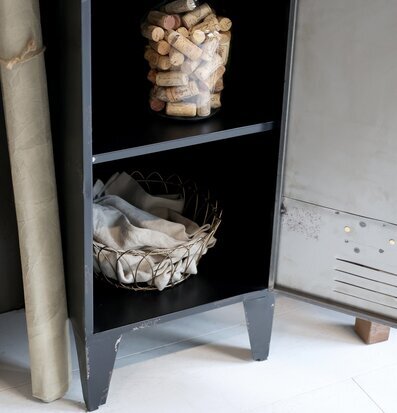 Bild av stilfull hylla med industriell känsla