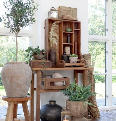 Bild av harmonisk lantlig inredning med naturmaterial