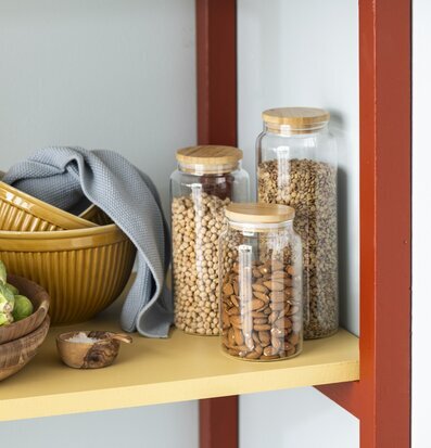 Bild av välorganiserad kökshylla med naturmaterial