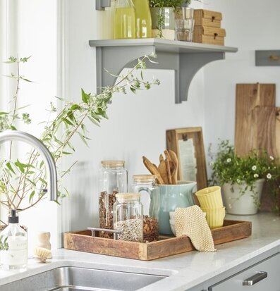 Foto av ett stilrent och välorganiserat kök med detaljer