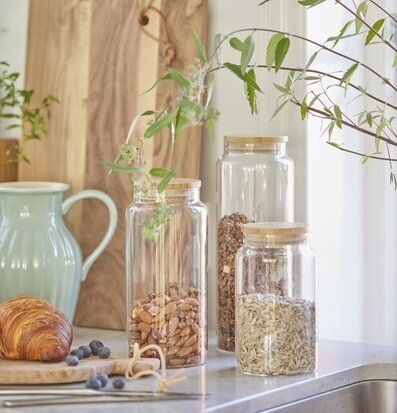 Bild av harmonisk köksmiljö med stilrena detaljer