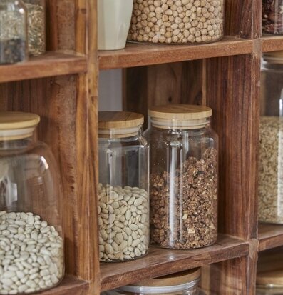 Bild av elegant hylla med glasburkar och bambulock