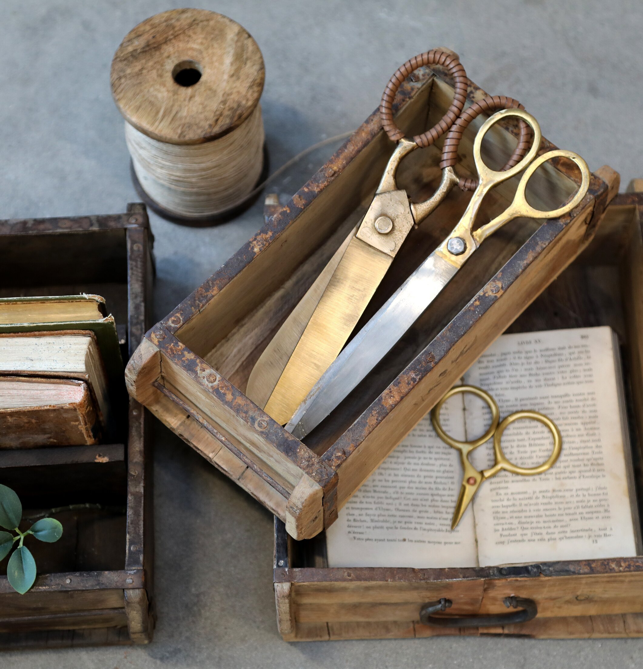 Murstensform Grimaud från Chic Antique med böcker och saxar