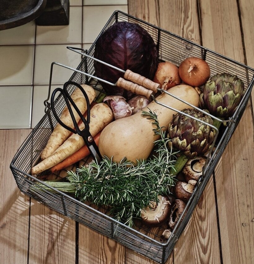 Bild av svart trådkorg med färgglada grönsaker