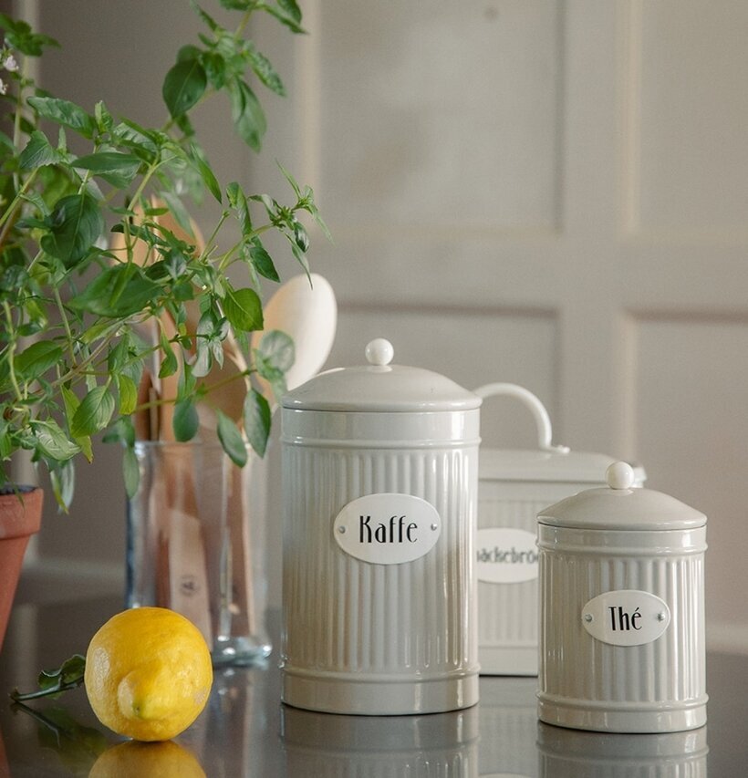 Plåtburk Kaffe Beige från Strömshaga i klassiskt kök