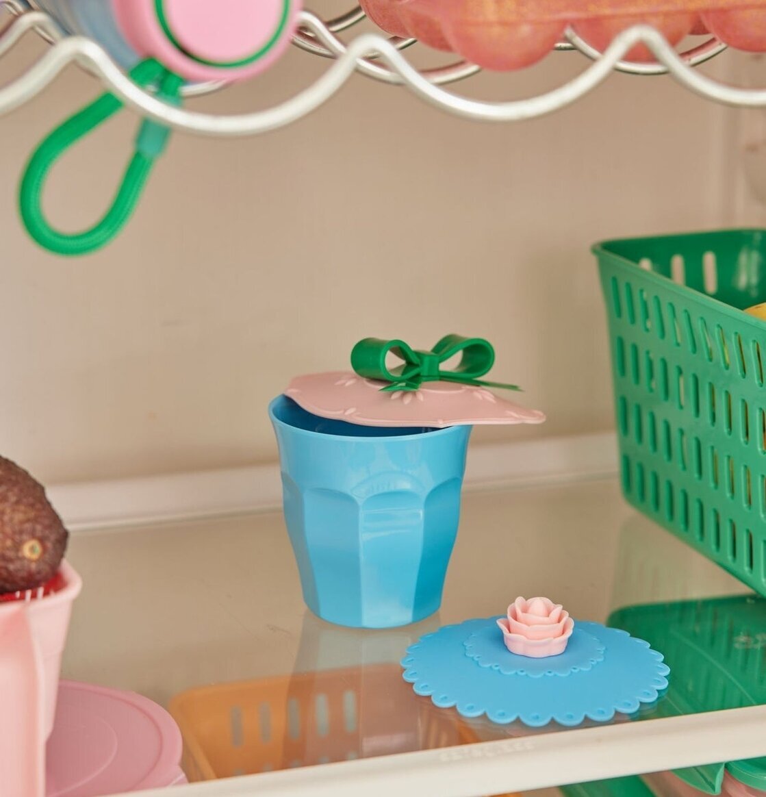 Bild av färgglad kylskåpsinredning med stil och elegans