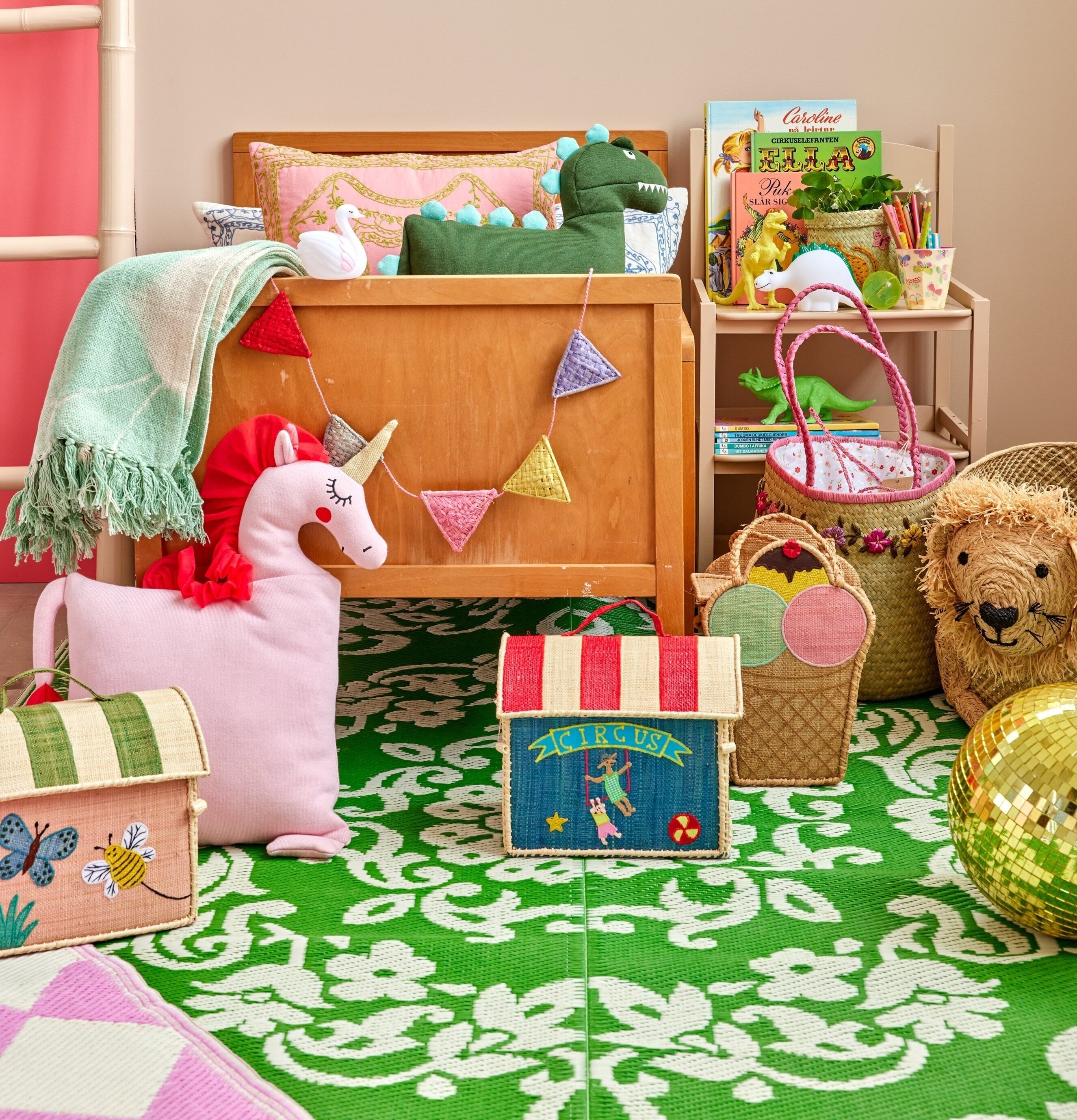 Bild av livfull och lekfull barnmiljö med leksaker