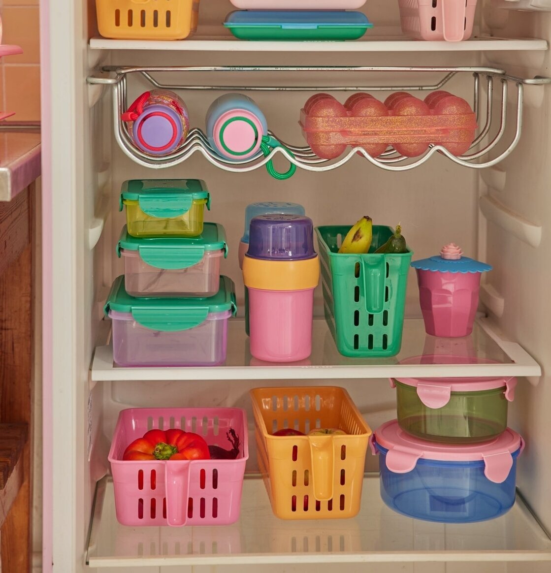 Plastbox Förvaring Grön från Rice i ett organiserat kylskåp