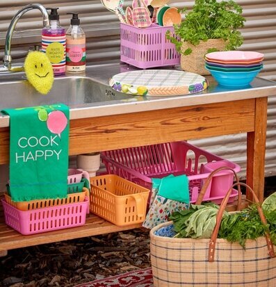 Bild av ett färgglatt och organiserat köksutrymme