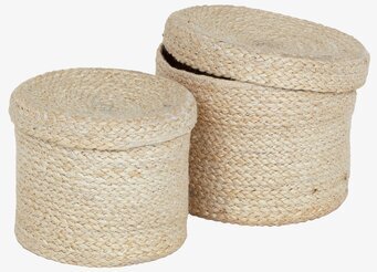 Bild av två flätade förvaringskorgar med lock