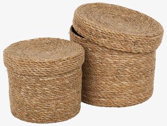 Bild av två naturkorgar med lock i olika storlekar