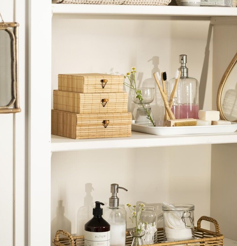 Bild av stilrent arrangemang med förvaringslösningar