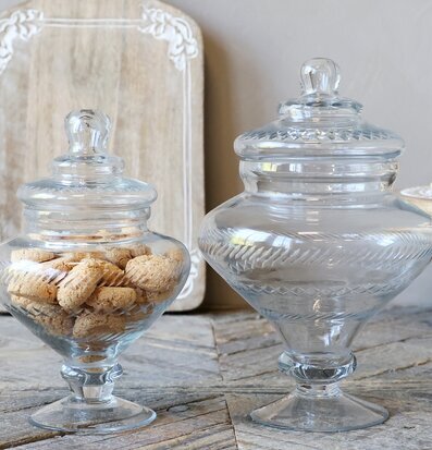 Foto av eleganta glaskrukor och rustik heminredning