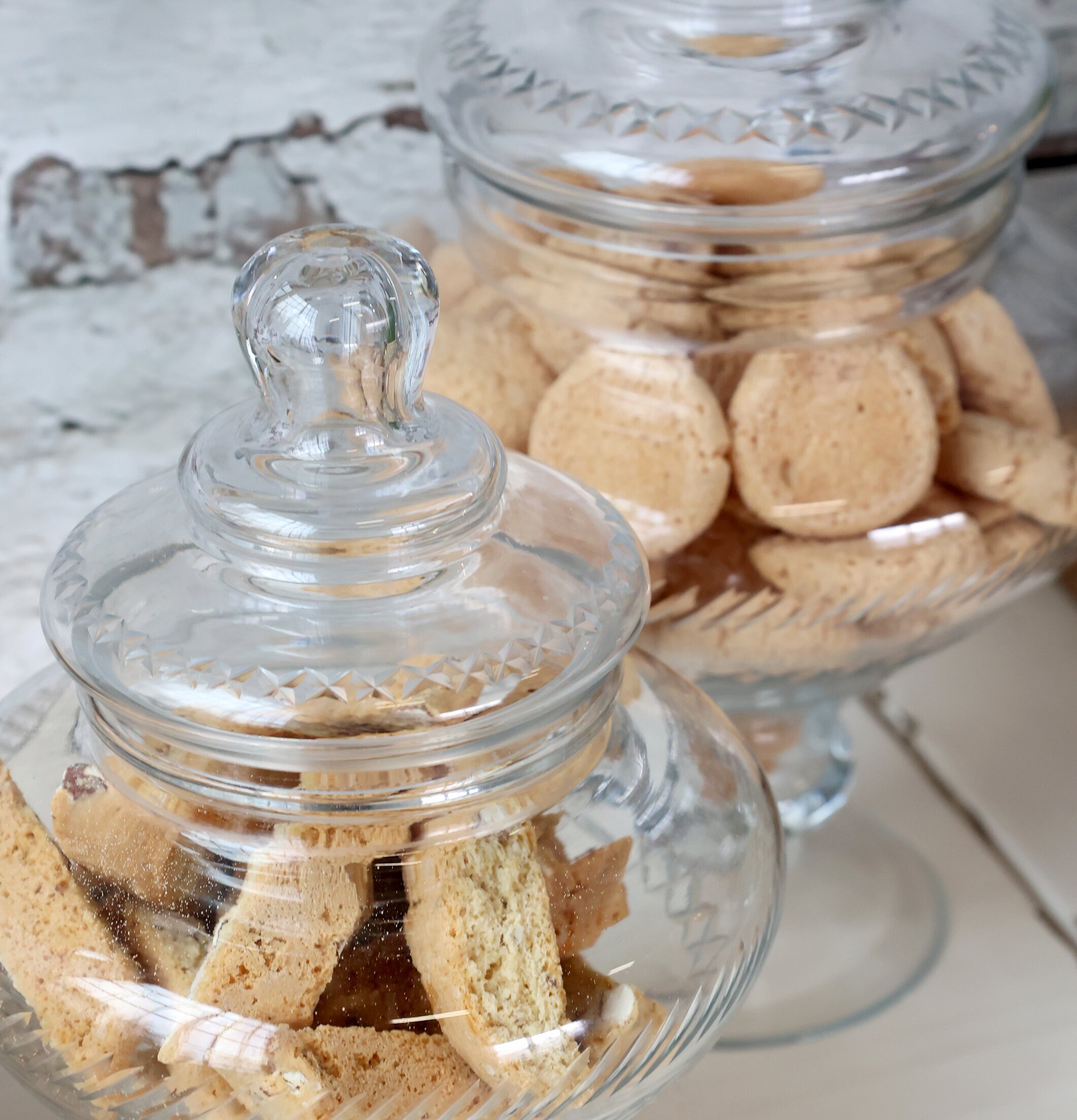 Glaskruka På Fot Ø15 cm från Chic Antique på vit yta