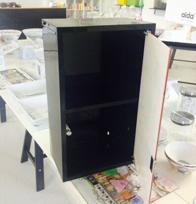 Bild av stilrent badrumsskåp i harmonisk butiksmiljö