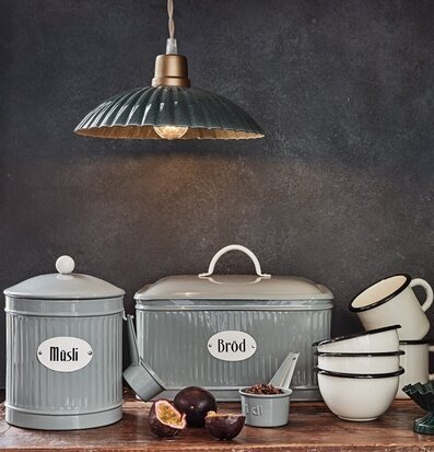 Plåtburk Müsli Grön från Strömshaga i rustik köksmiljö