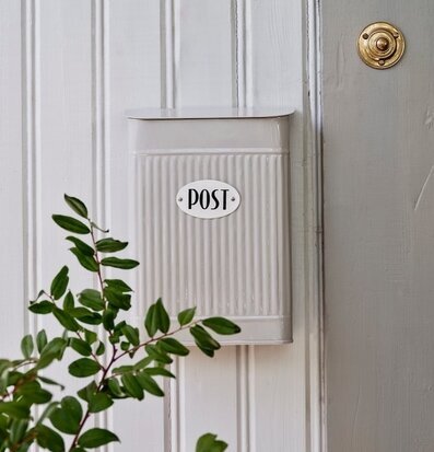 Postlåda Hugo Beige från Strömshaga på vit yttervägg