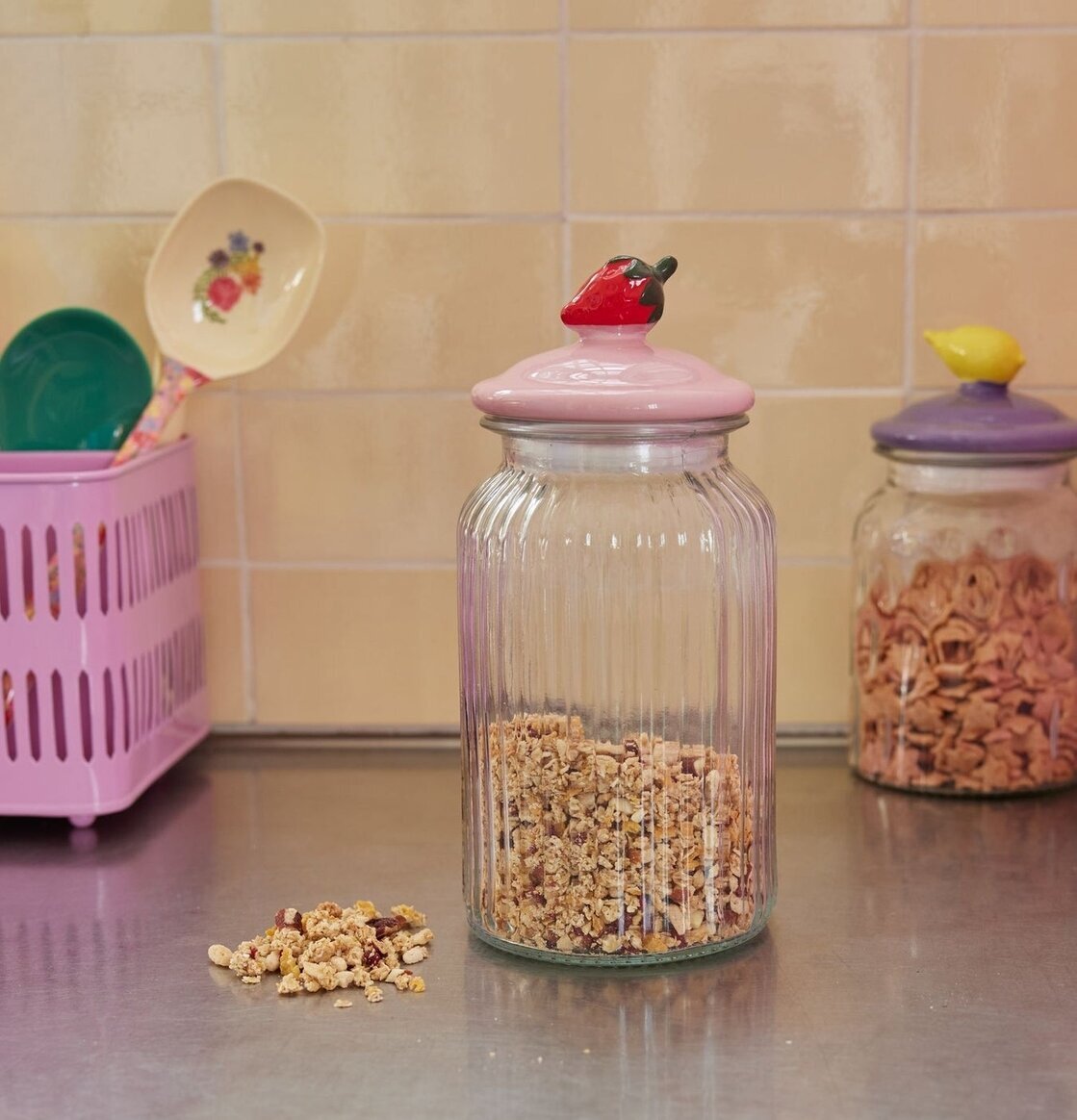 Glasburk Jordgubbe från Rice på köksbänk med müsli